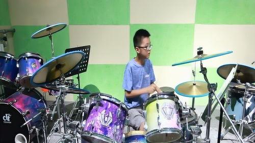儿童打架子鼓视频,小选手挥槌击鼓，展现架子鼓魅力